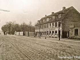 Vesterbrogade og Slotskroen med Valby Bakke 1904.jpg